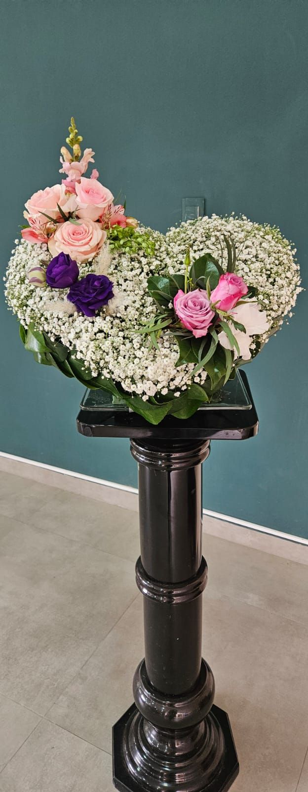 Corona fúnebre de flores blancas y rosas - taller EMIAF